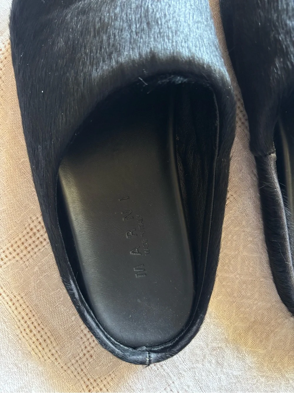 Marni Black Long-Hair Calfskin Fussbett Mules